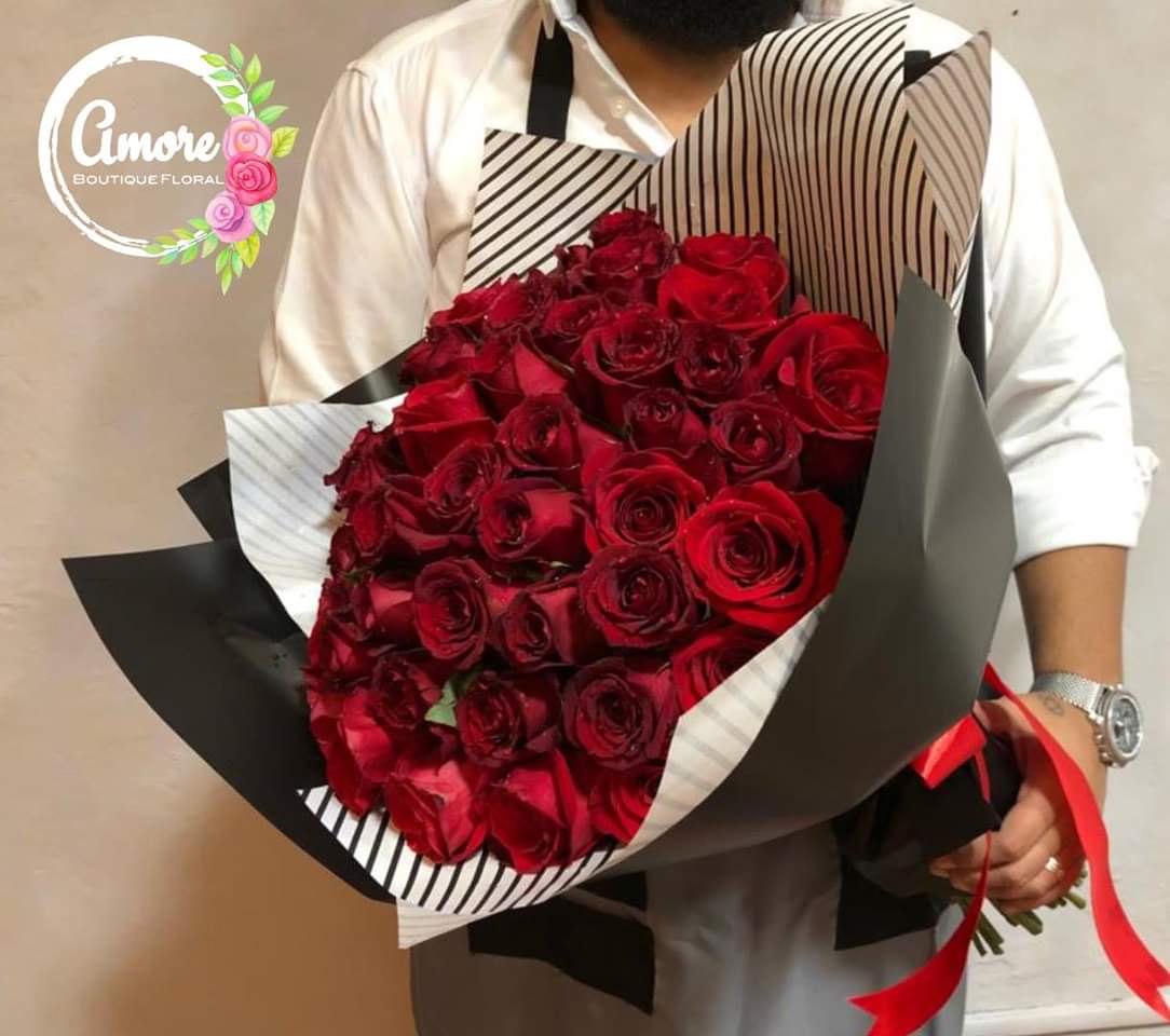Ramo con 50 rosas para regalar en San Valentin | Amore Boutique floral